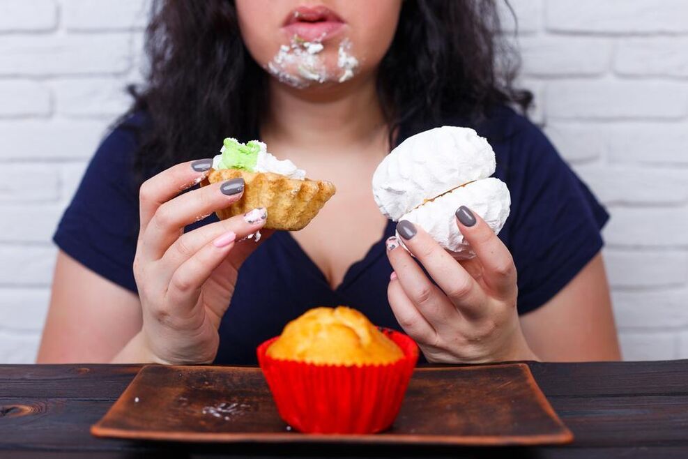 Η υπέρβαρη γυναίκα τρώει γλυκά