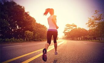Η καρδιο άσκηση όπως το τρέξιμο βοηθά στην καύση λίπους στα πόδια. 